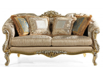 Klassieke beige Chesterfield tweezitter gestoffeerd met houten frame.