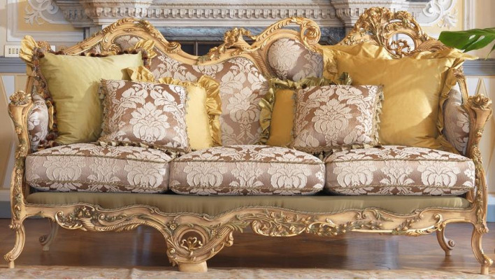 Klassieke Chesterfield-bank met met de hand gesneden details.