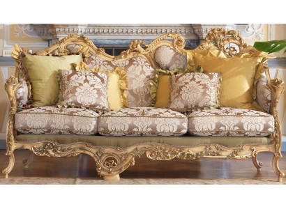 Klassieke Chesterfield-bank met met de hand gesneden details.