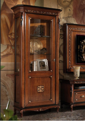 Set van 4 stuks. Woonkamer RTV-vitrine, commode, salontafel houten luxueuze setgroep.