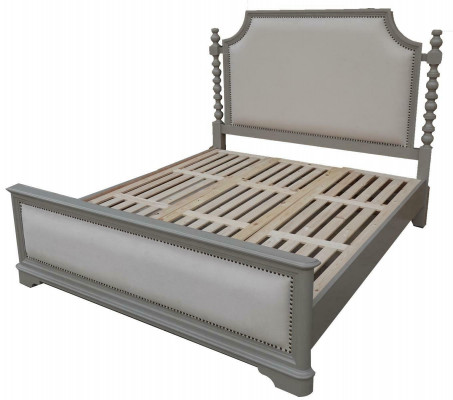 Elegante tweepersoonsbed met klassiek design en luxueus hoofdeinde.