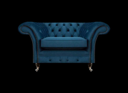 Blauwe woonkamer Chesterfield stoffen fauteuil luxe eenzitter stoffen meubel.